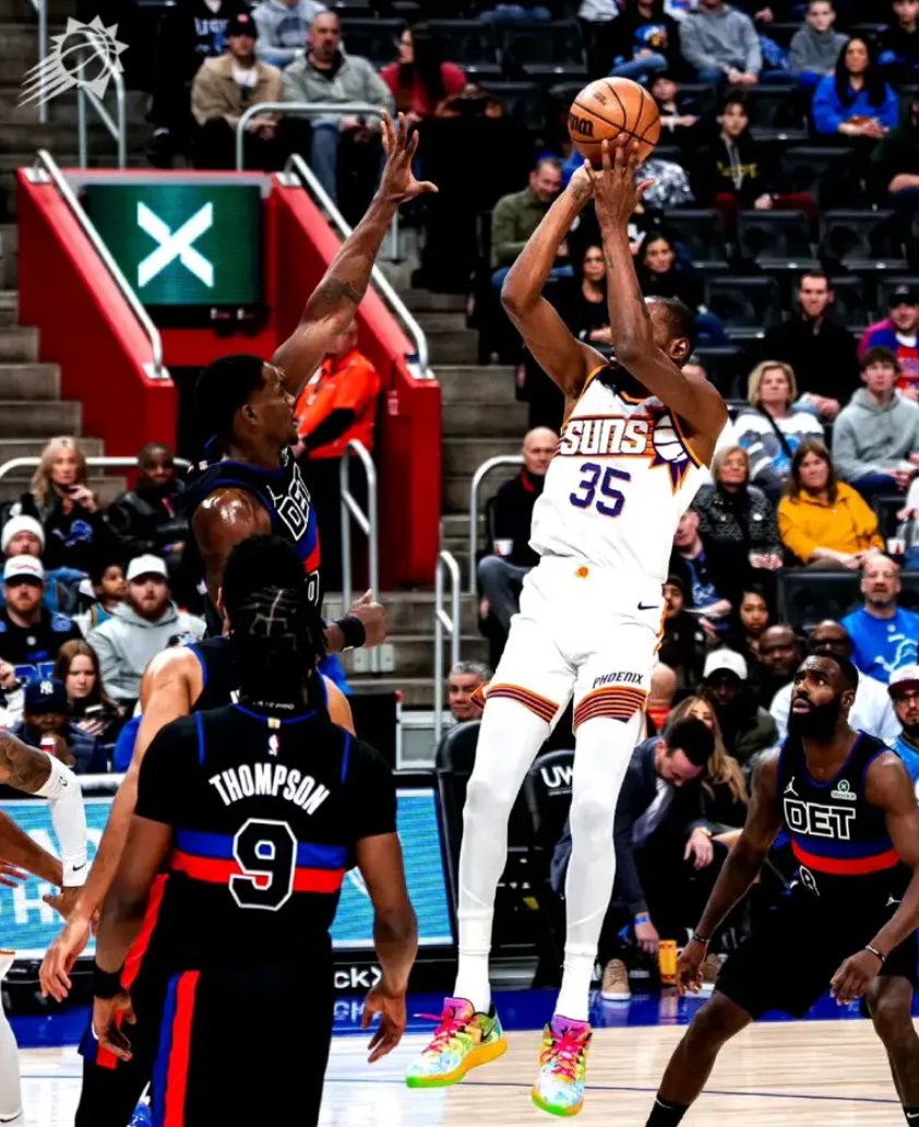 爱游戏官方网站赛地聚焦——NBA季后赛赛前热度飙升，休斯敦火箭遗憾出局，话题不断，更衣室氛围转暖(nba季后赛最新战况2024最新消息)